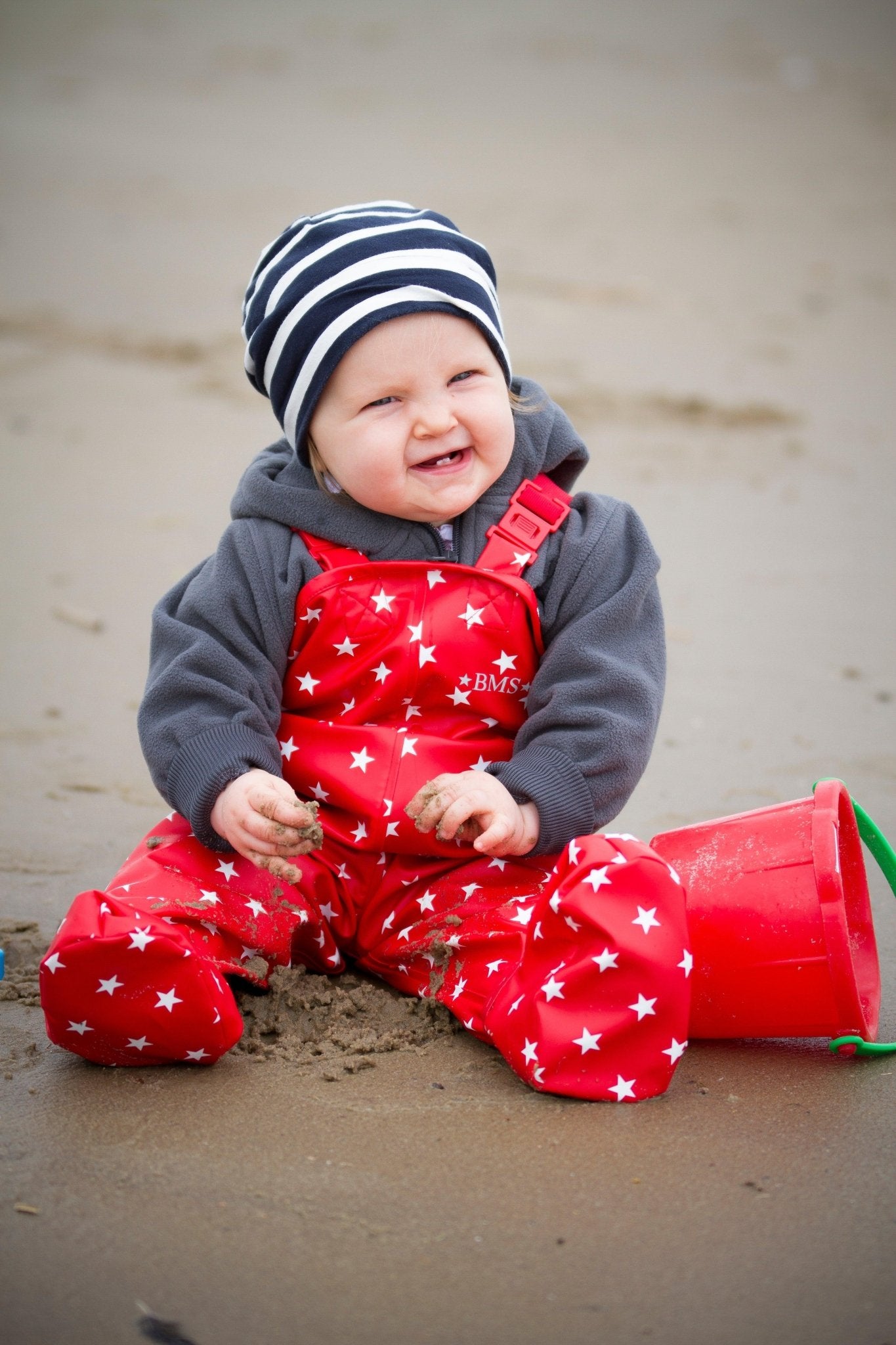 BMS Regenhose BabyBuddy – Rot mit Sternchen und weitere Regenhose bei kippie.shop