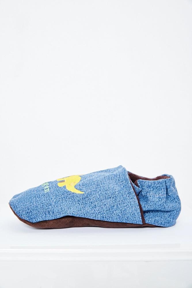 CathWho Upcycling-Jeans-Puschen – Brontosaurus als Big Foot Edition und weitere Schuhe bei kippie.shop