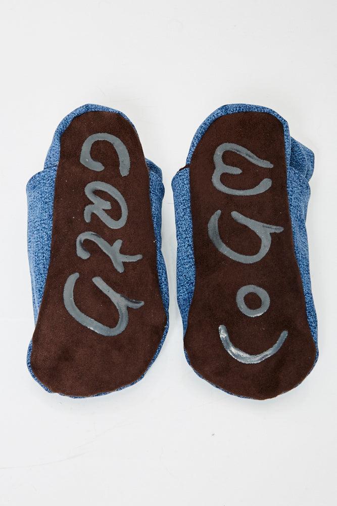 CathWho Upcycling-Jeans-Puschen – Brontosaurus als Big Foot Edition und weitere Schuhe bei kippie.shop