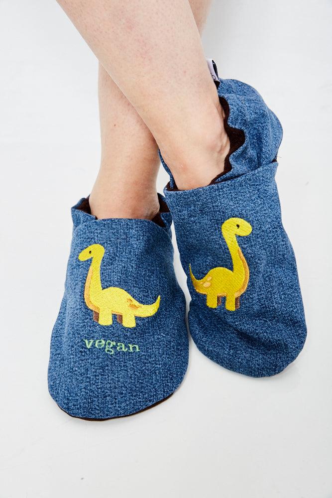 CathWho Upcycling-Jeans-Puschen – Brontosaurus als Big Foot Edition und weitere Schuhe bei kippie.shop