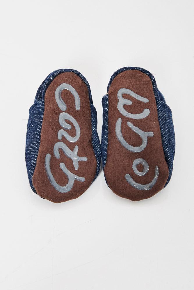 CathWho Upcycling-Jeans-Puschen – Brontosaurus und weitere Kinderschuhe bei kippie.shop