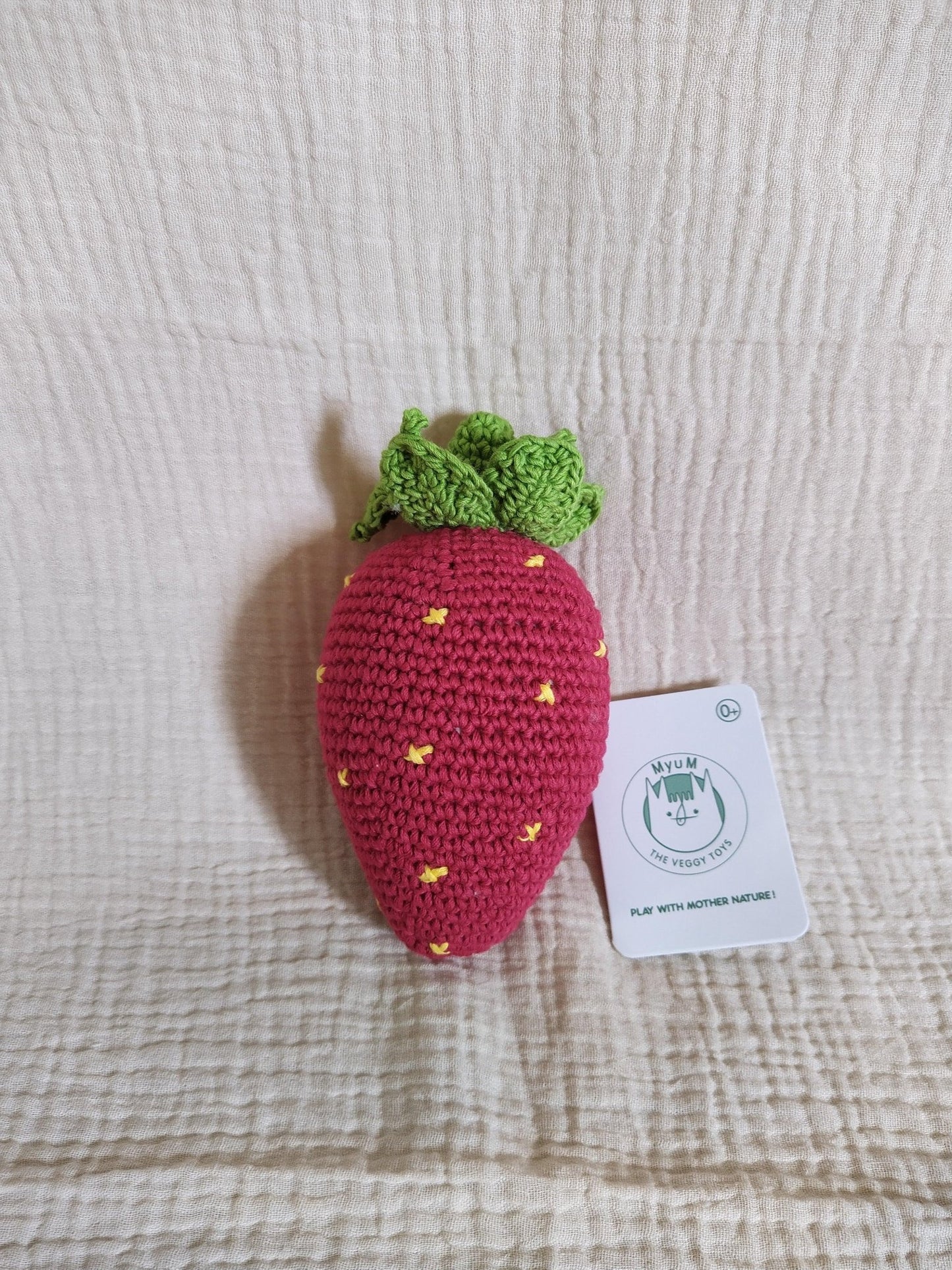 MyuM Rassel Erdbeere und weitere Rassel bei kippie.shop