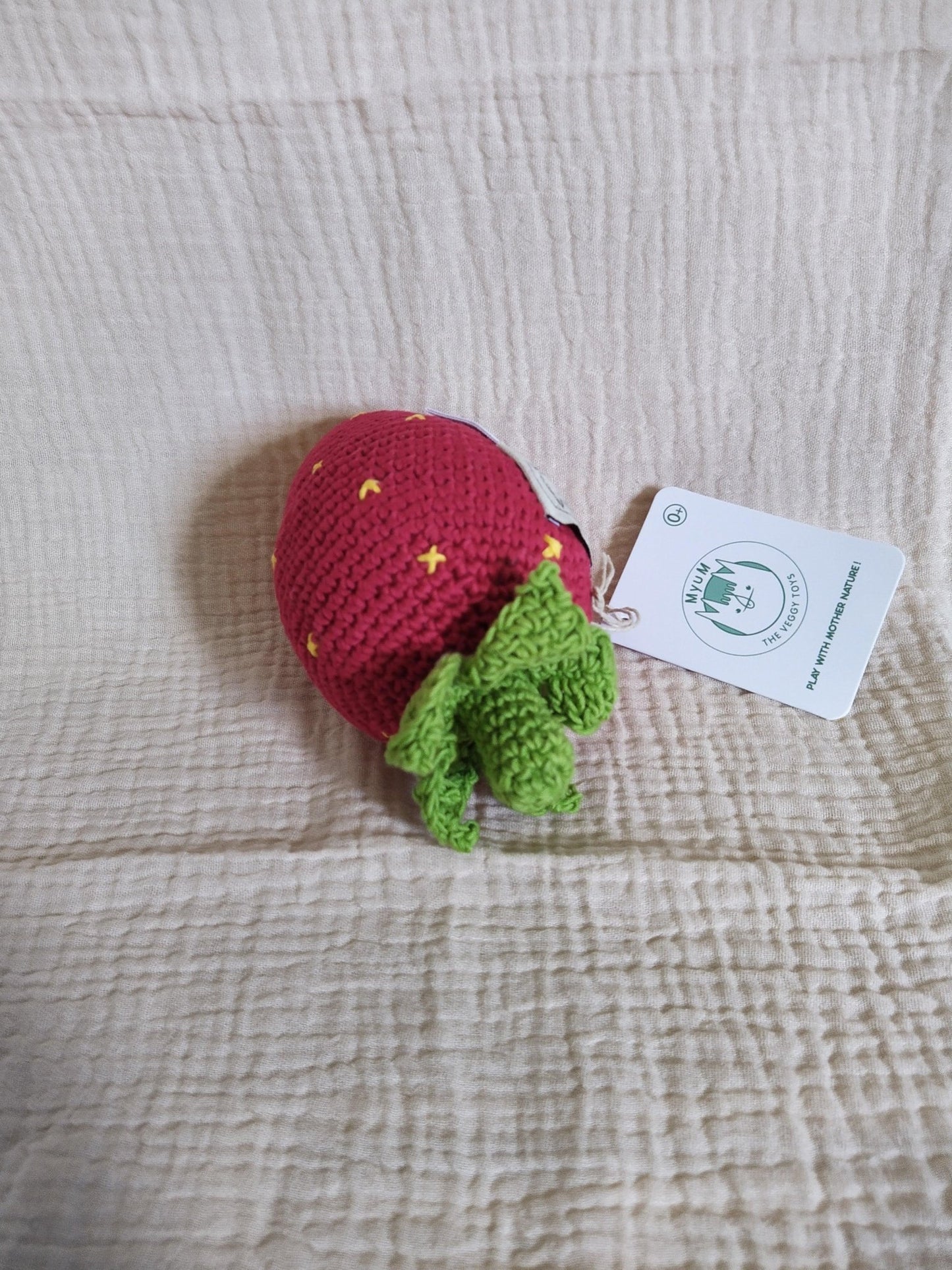 MyuM Rassel Erdbeere und weitere Rassel bei kippie.shop